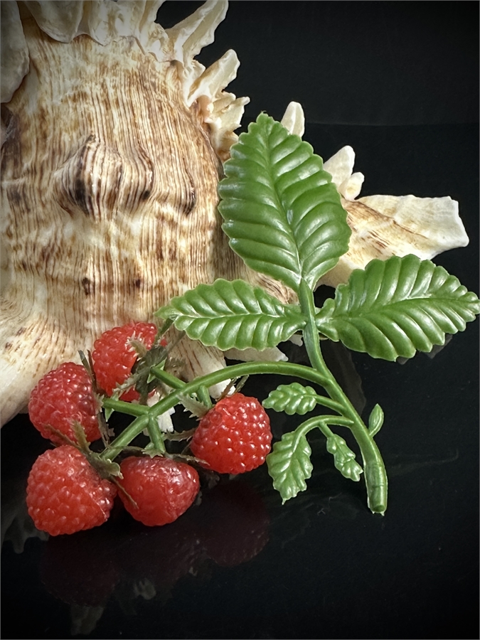 Пластиковая  брошь «Малинка», СССР, 1970-е гг. 002070