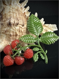 Пластиковая  брошь «Малинка», СССР, 1970-е гг. 002070