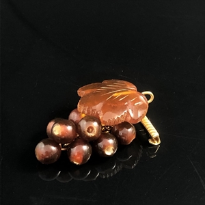 Брошь из формованного янтаря «Виноградная гроздь» , Калининград, 2000 год. 001614 - фото 1459