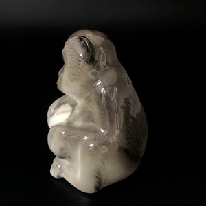 Статуэтка ЛФЗ «Обезьянка с мячом», СССР, фарфор 1С, 1960-е гг. 001282 - фото 15028