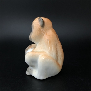 Статуэтка ЛФЗ «Обезьянка с мячом», СССР, фарфор, 1960-е гг. 001051 - фото 15033