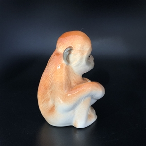 Статуэтка ЛФЗ «Обезьянка с мячом», СССР, фарфор, 1960-е гг. 001209 - фото 15045