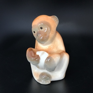 Статуэтка ЛФЗ «Обезьянка с мячом», СССР, фарфор, 1960-е гг. 001209 - фото 15046