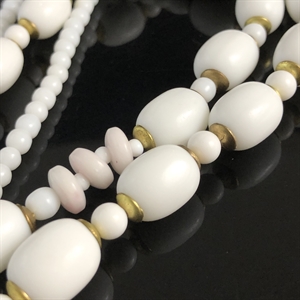 Чешские бусы из молочного стекла, 1970-е гг. 002000 - фото 23030