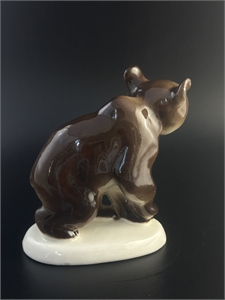 Статуэтка «Медвежонок присевший», фарфор, ЛФЗ, СССР, 1950-е гг. 002075
