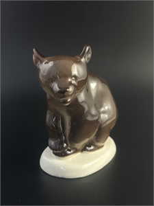 Статуэтка «Медвежонок присевший», фарфор, ЛФЗ, СССР, 1950-е гг. 002075