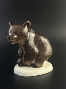 Статуэтка «Медвежонок присевший», фарфор, ЛФЗ, СССР, 1950-е гг. 002075