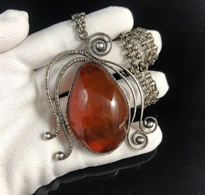 Крупный кулон на цепочке из коньячного природного янтаря, Прибалтика, 1980-е гг. 001536 - фото 7047