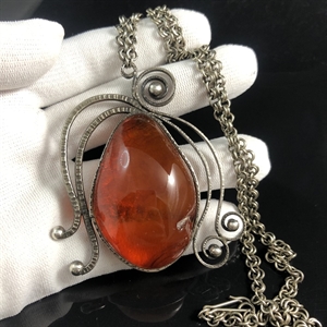 Крупный кулон на цепочке из коньячного природного янтаря, Прибалтика, 1980-е гг. 001536 - фото 7048