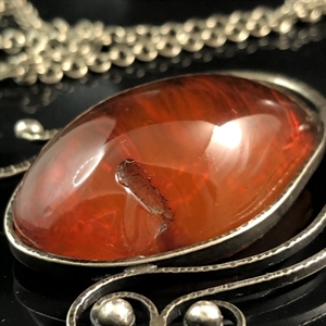 Крупный кулон на цепочке из коньячного природного янтаря, Прибалтика, 1980-е гг. 001536 - фото 7057