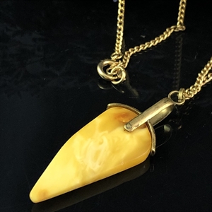 Кулон из природного балтийского янтаря «Зуб дракона», СССР, 1980-е гг. 001522 - фото 7385