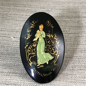 Лаковая брошь-миниатюра «Татьяна», Мстера, СССР, 1980-90 гг. 001170 - фото 7764